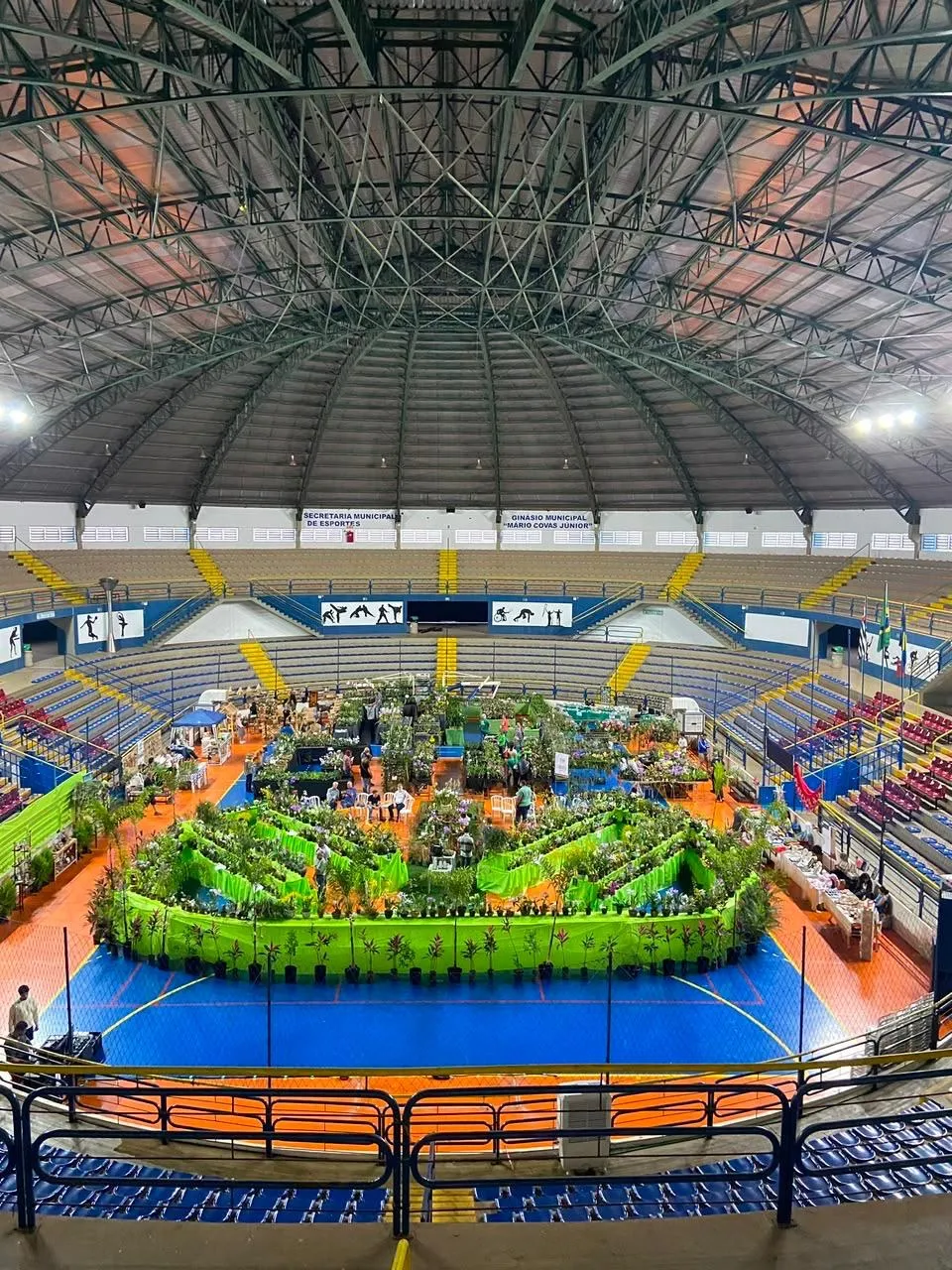 Vista do Ginásio Municipal Mário Covas Júnior com a exposição de orquídeas montada na quadra